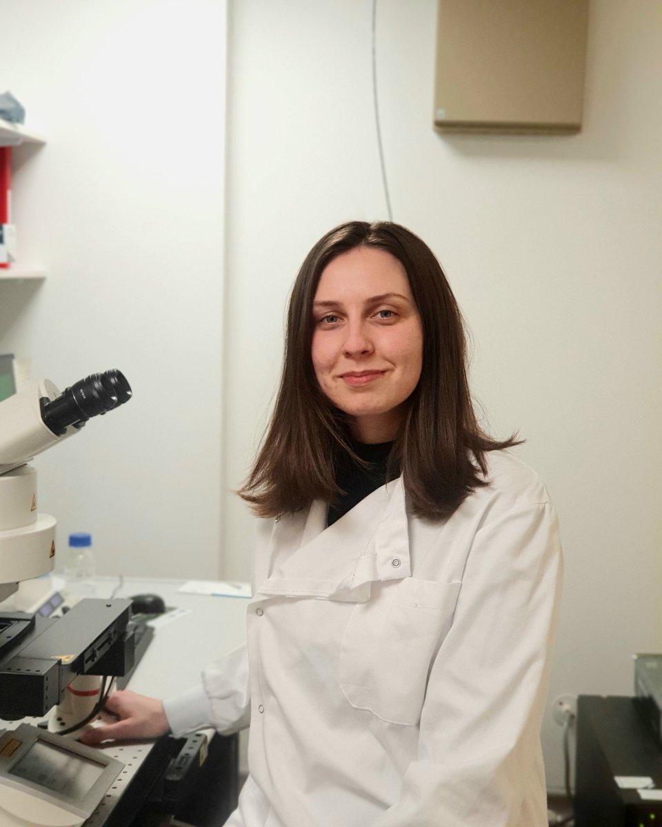 Dr Nemira Žilinskaitė-Tranas at a microscope in the lab
